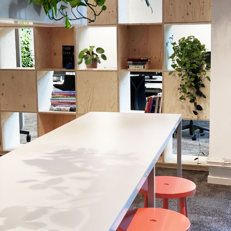 Långt konferensbord med röda pallar, Normative