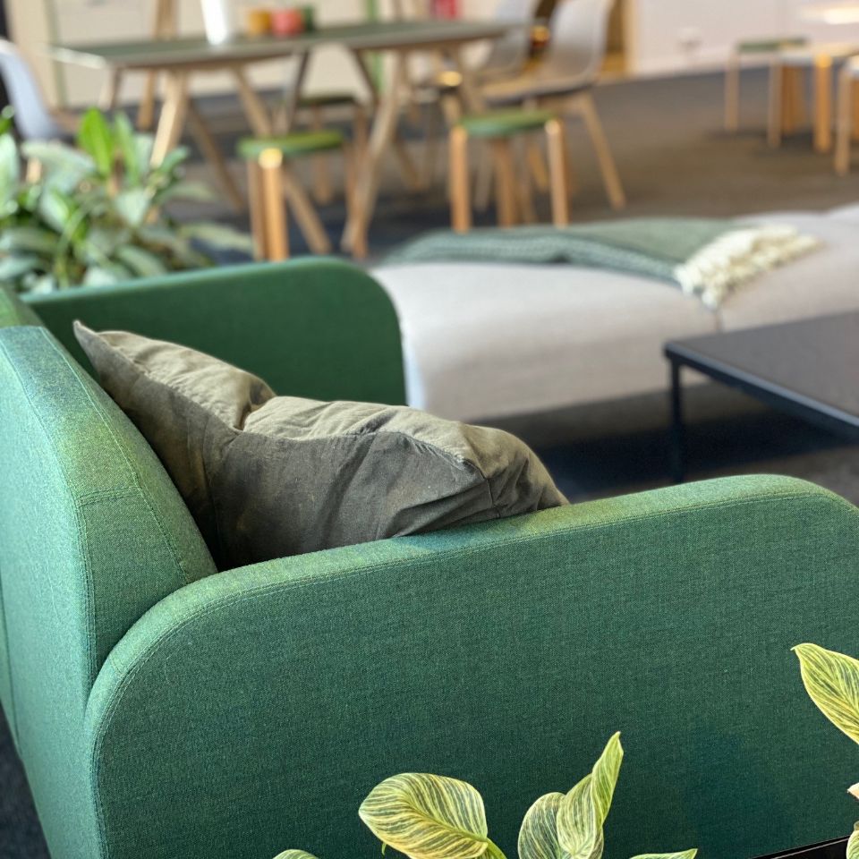 Närbild på grön fåtölj, Atea